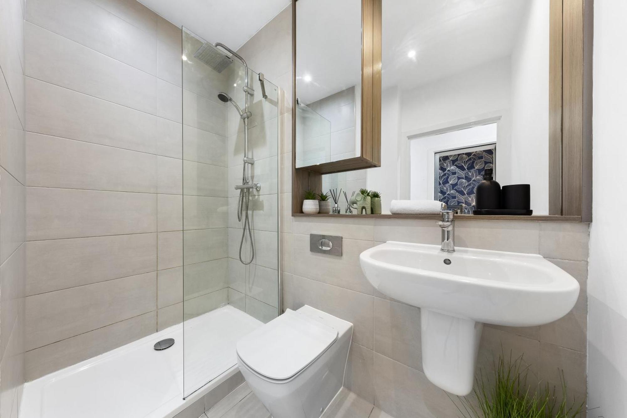 Modern One Bedroom Flat - Sleeps 5 -Near Heathrow - London Ub3 Dış mekan fotoğraf