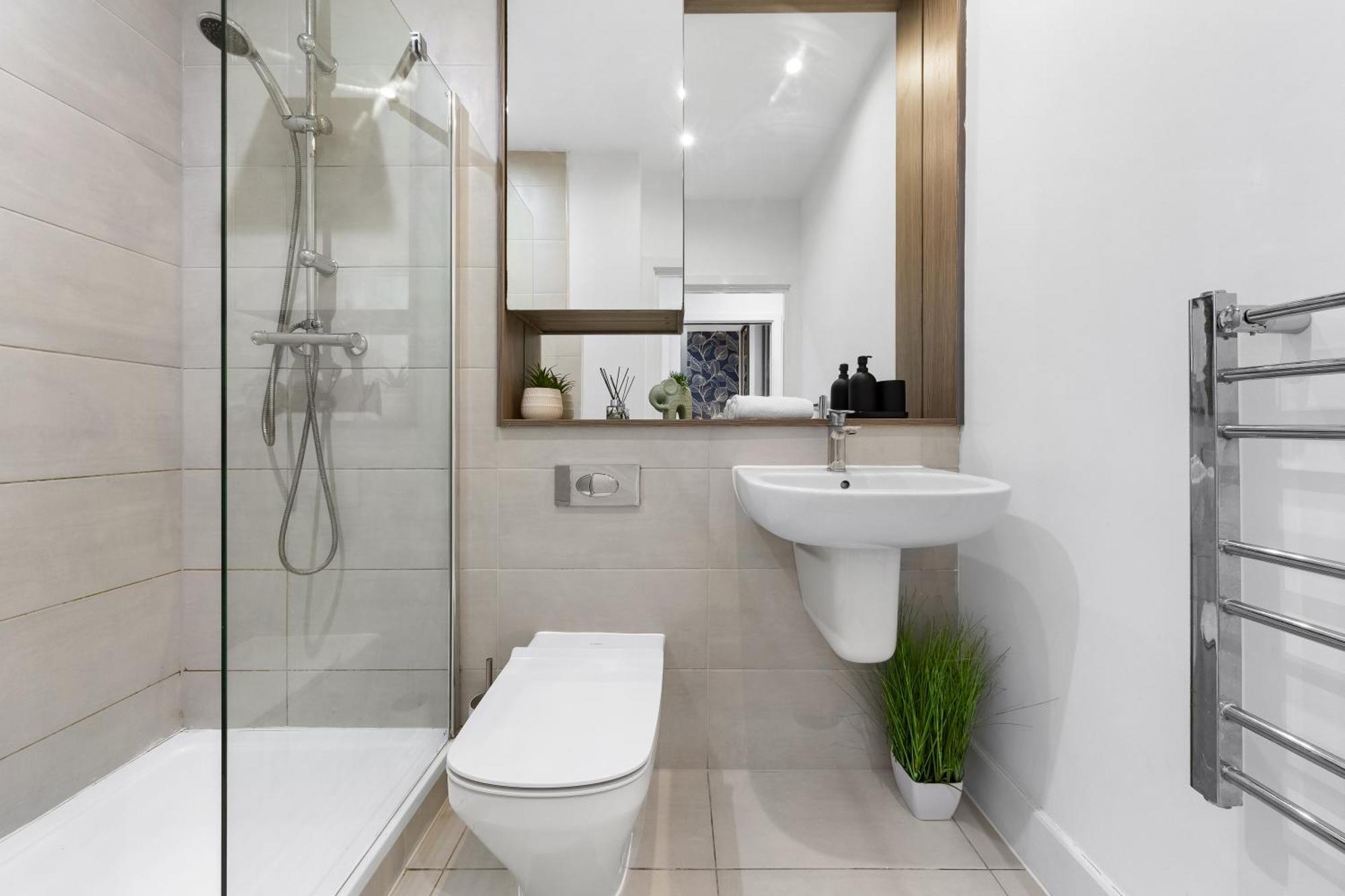 Modern One Bedroom Flat - Sleeps 5 -Near Heathrow - London Ub3 Dış mekan fotoğraf